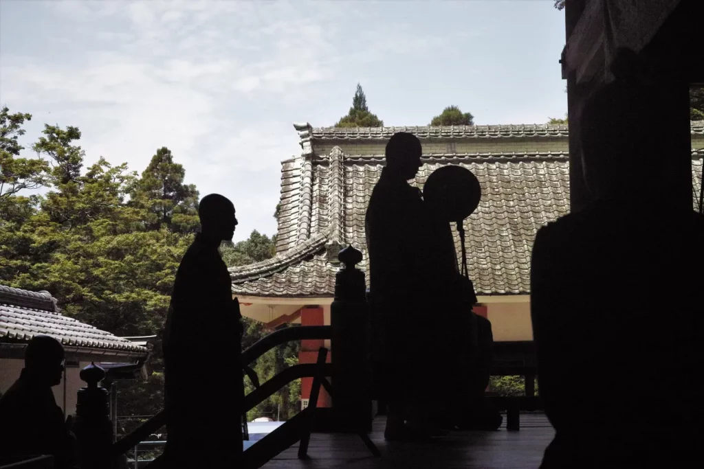 Moines bouddhistes montant les marches du temple Kiyomizudera au Japon pour une cérémonie religieuse