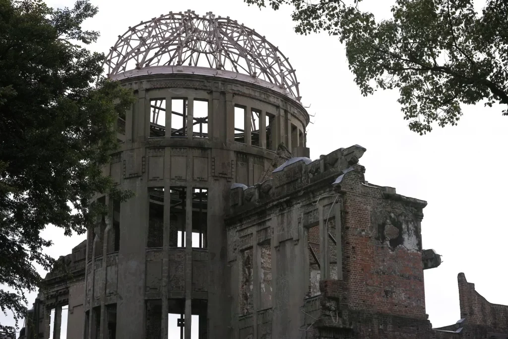 Batiments en ruines du mémorial de la paix de Hiroshima au Japon avec le dôme de la bombe atomique encore debout