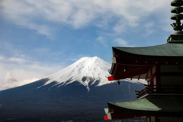 Vue du Mont Fuji enneigé en arrière plan depuis la pagode de Chureito dans la ville de Fujiyoshida.