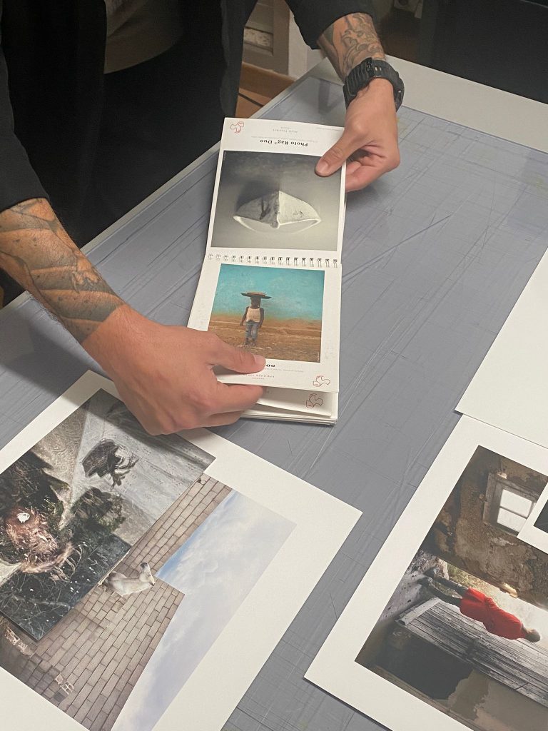 Le photographe Jyazu comparant la qualité des différents papier fine art de la marque Hahnemühle