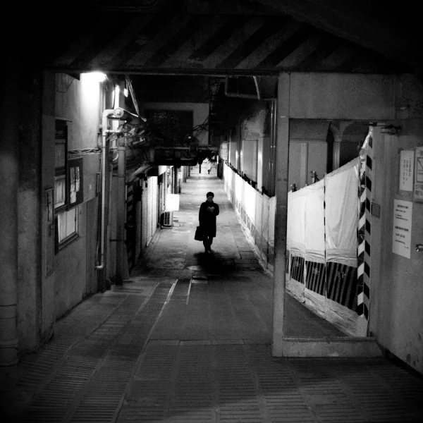 Un homme japonais lit un livre en marchant dans un tunnel sous la station Yurakucho à Tokyo.
